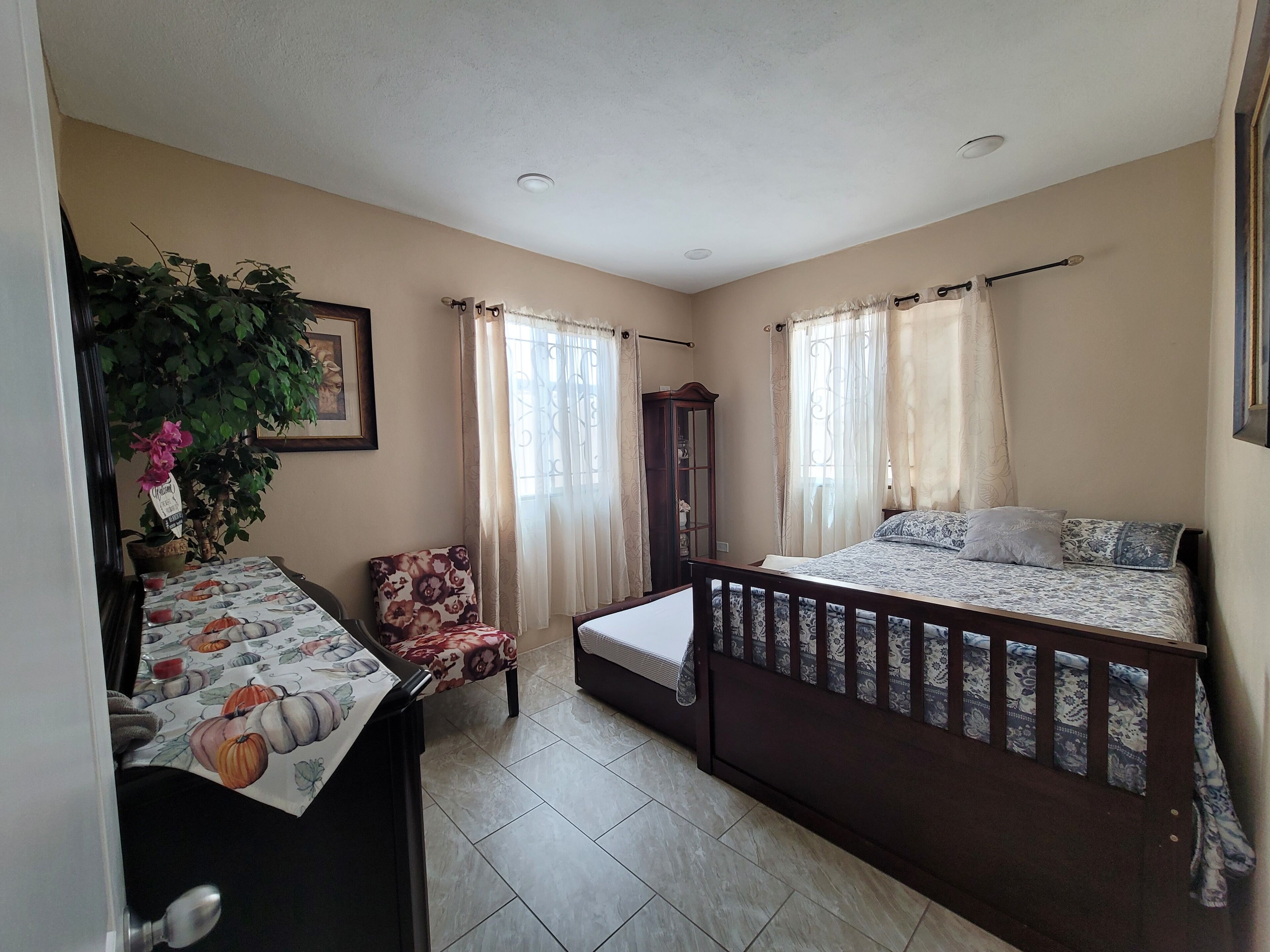 4 slaapkamers, een strijkplank/strijkijzer, gratis wifi, beddengoed