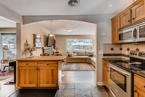Coffee/tea maker, fridge, microwave, oven - ~ Central Boulder Gem - Walk to CU/Folsom - 20 acre park out the back gate ~ (Boulder)