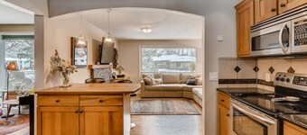 ~ Central Boulder Gem - Walk to CU/Folsom - 20 acre park out the back gate ~