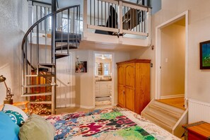 3 bedrooms, desk, iron/ironing board, travel cot