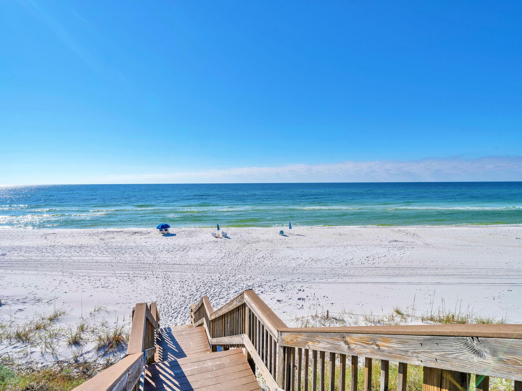 على الشاطئ، كراسي للتشمس