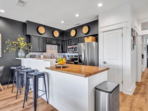 Kylskåp, mikrovågsugn, ugn och spishäll