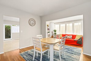 Dining - Craftsman House Steps to Beach and Convention Center, Parking, BBQ (Long Beach)