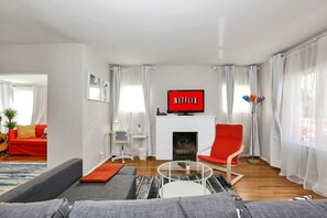 Smart TV, fireplace, foosball, books - Craftsman House Steps to Beach and Convention Center, Parking, BBQ (Long Beach)