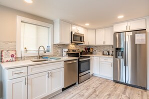 Kjøleskap, mikrobølgeovn, ovn og kokeplater