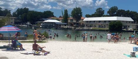 Chaises longues, serviettes de plage