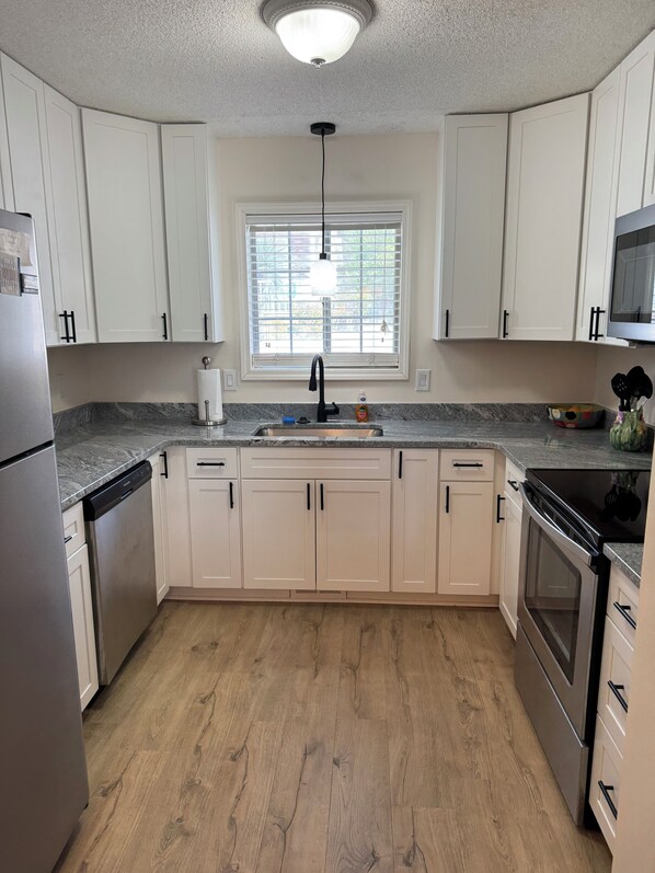 Refrigerador, microondas, horno, placa de cocina