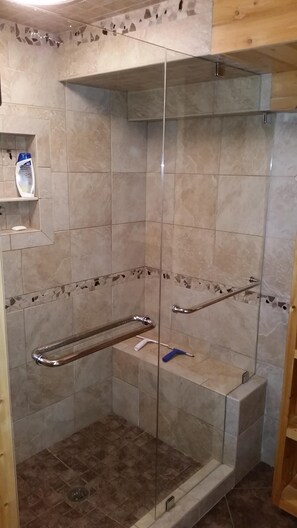 Ensemble baignoire-douche, baignoire à remous, séchoir à cheveux