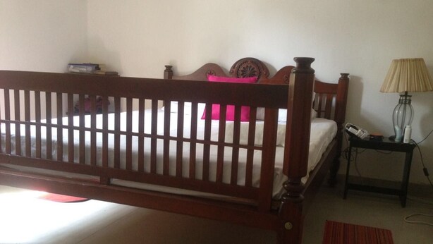 Tabla de planchar con plancha y ropa de cama 