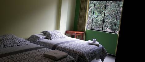 家庭客房, 2 張標準雙人床, 非吸煙房, 私人浴室 | 書桌、遮光布/窗簾、熨斗/熨衣板、折疊床/加床