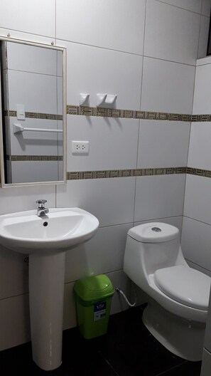 Chambre familiale, 2 lits doubles, non-fumeur, salle de bain privée | Salle de bain | Ensemble baignoire-douche, baignoire profonde, serviettes fournies