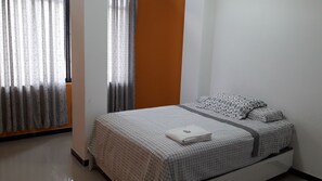 Standard Double Room, 1 Double Bed, Non Smoking, Private Bathroom | Desk, blackout curtains, iron/ironing board, rollaway beds - Hospedaje Turístico Real Madrid (Chanchamayo)