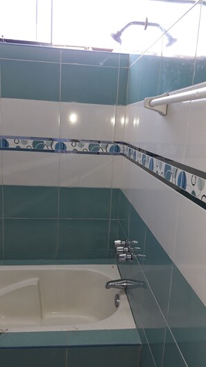 Camera familiare, 2 letti matrimoniali, non fumatori, bagno privato | Bagno | Combinazione doccia/vasca, vasca da bagno a immersione totale