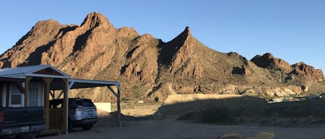 Cabaña básica, 1 cama matrimonial, para no fumadores, vista a la montaña | Vista a la montaña