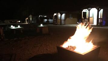 Bagian depan properti - sore/malam