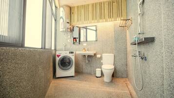 Family Double Room, 1 Bedroom, Non Smoking | Bathroom | Shower, hydromassage showerhead, free toiletries, hair dryer