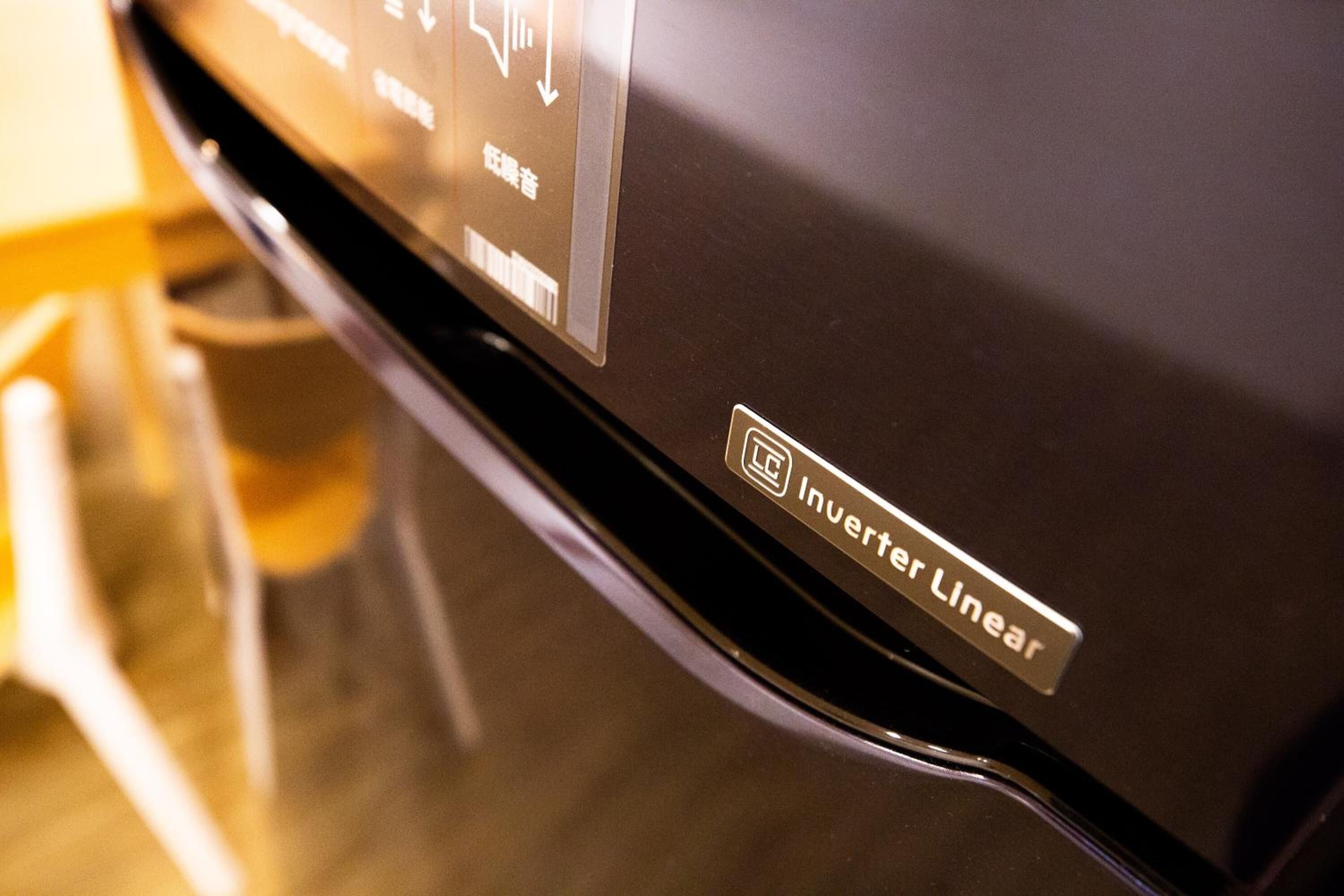 Eine Nahaufnahme eines schwarzen Geräts mit dem Aufdruck 'Inverter Linear'.