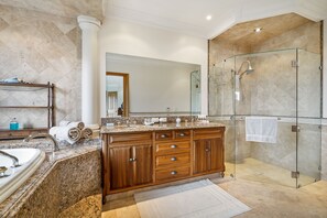 Luxury-Suite, 1 King-Bett, Buchtblick (Fantail Suite ) | Badezimmer