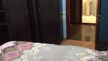 2 bedrooms, desk, iron/ironing board, WiFi