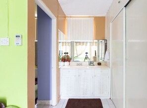 Douche, sèche-cheveux, serviettes fournies, savon