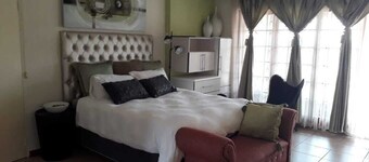 The White Vintage House. 