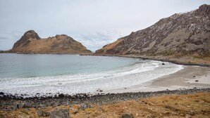Eine Küstenlandschaft mit felsigem Gelände und einem Strand.