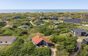 A coastal residential area with houses surrounded by dunes and vegetation. - Cozy home in Vejers Strand with sauna (Vejers Strand)