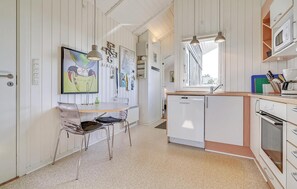 Fridge, microwave, stovetop, dishwasher - Lovely home in Vejers Strand with sauna (Vejers Strand)