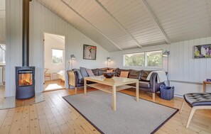 TV, fireplace - Lovely home in Vejers Strand with sauna (Vejers Strand)