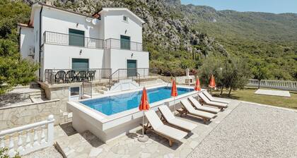 Amazing home in Herceg Novi with WiFi