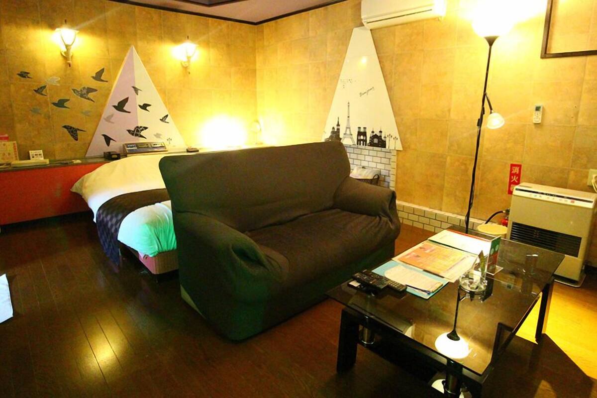 Habitación estándar | Edredón, decoración personalizada, muebles diferentes y wifi gratis