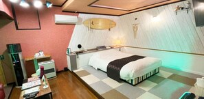 Edredón, decoración personalizada, muebles diferentes y wifi gratis
