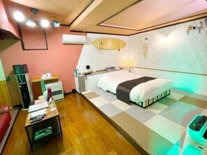 Edredón, decoración personalizada, muebles diferentes y wifi gratis