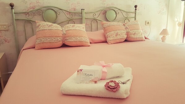 Egyptian cotton sheets, premium bedding, minibar, individually decorated