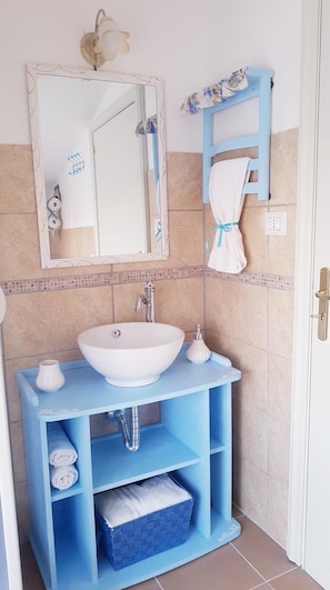 Shower, rainfall showerhead, free toiletries, hair dryer