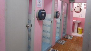 Mixed Dormitory Room | 浴室
