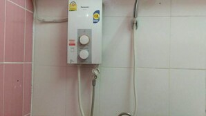 Mixed Dormitory Room | 浴室淋浴