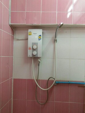 Mixed Dormitory Room | Bathroom shower - Lucky Homestay - Hostel (Ko Pha-ngan)