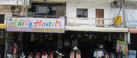 Vista frontal de la propiedad