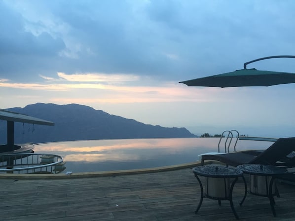 สระว่ายน้ำกลางแจ้ง