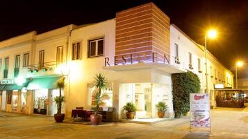 Fachada del alojamiento - Noche