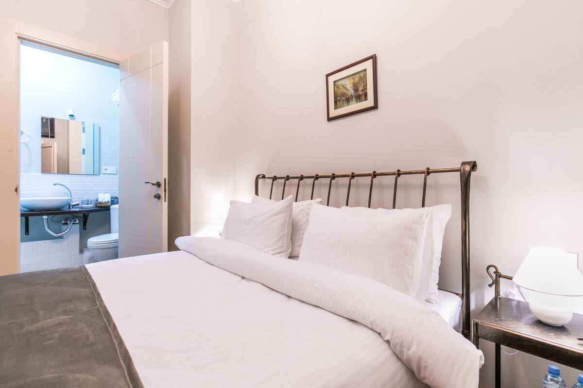 Habitación doble económica | Caja de seguridad en la habitación, wifi gratis y ropa de cama