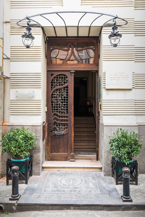 Property entrance - Emigrant (Tbilisi)