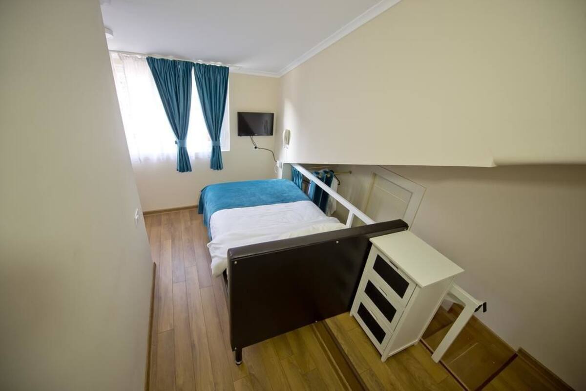Habitación individual | Caja de seguridad en la habitación, wifi gratis y ropa de cama