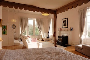 11 bedrooms, iron/ironing board, internet, bed sheets