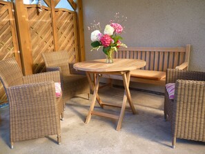 Outdoor dining - Cottage on the Baltic Sea in a beautiful, absolutely quiet location. (Warnkenhagen)