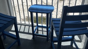 Un balcón con vista al océano y la playa.