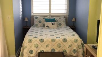 Tabla de planchar con plancha, wifi gratis y ropa de cama