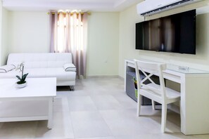 Deluxe Suite, 1 Bedroom | Minibar, iron/ironing board, rollaway beds, free WiFi - Al Jisr Hotel (Muscat)