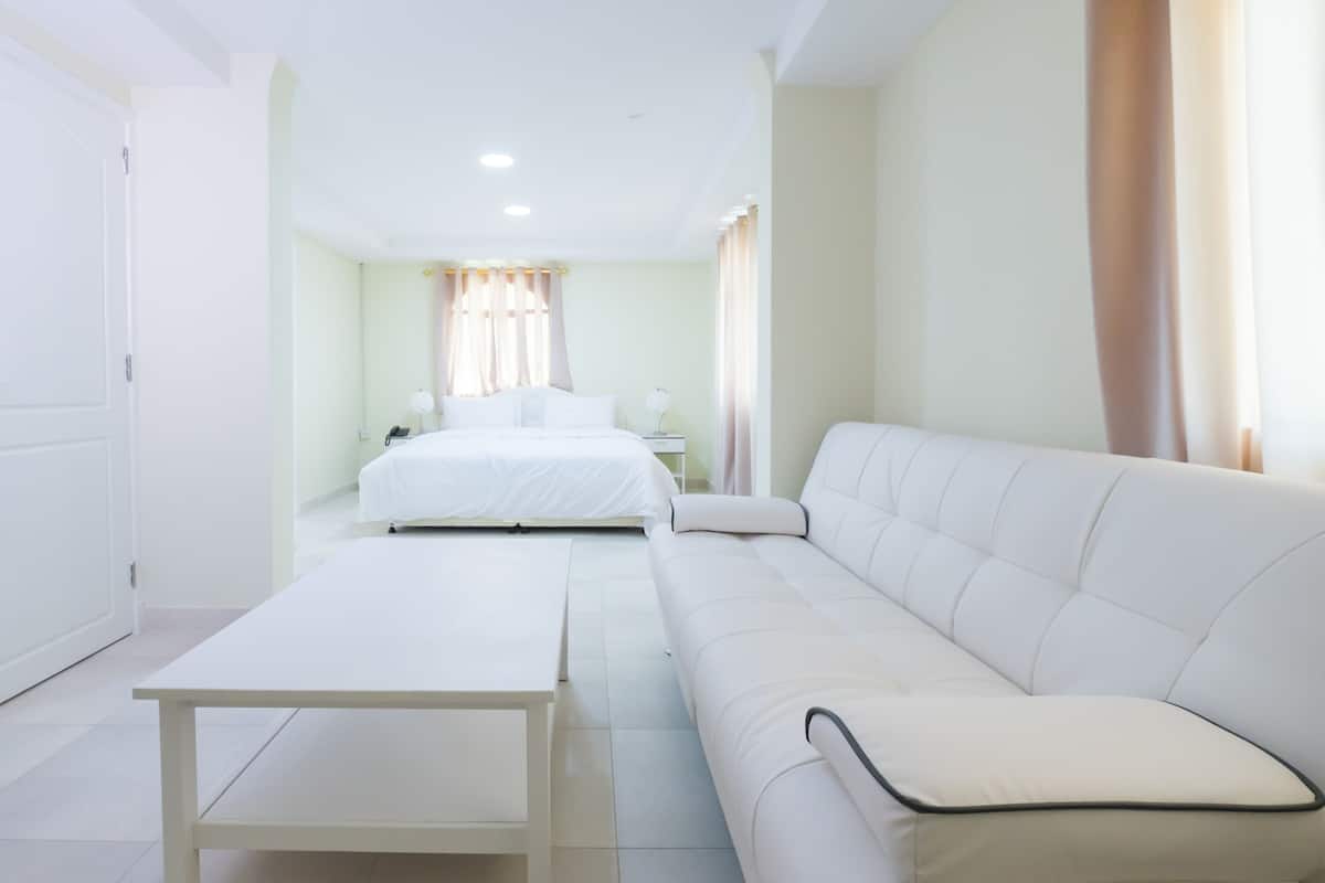 Deluxe Suite, 1 Bedroom | Minibar, iron/ironing board, rollaway beds (surcharge), WiFi (free)